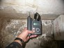 Messung der Wandfeuchte im Keller, extreme  Durchfeuchtung mit Salzausblühungen durch aufsteigende Bodenfeuchte